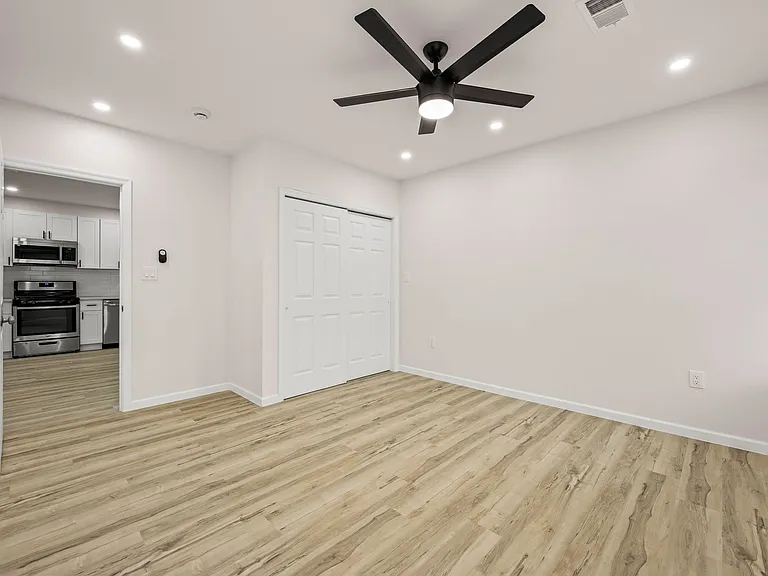 437-39 W Girard Ave #4 — Photo 9