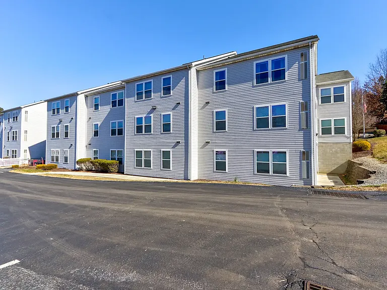 Green Diamond Place Apartments — Photo 15