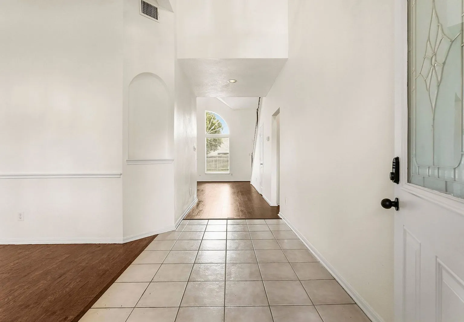 3 bed, 2.0 bath, 2628 sqft, $2,399 — Photo 3