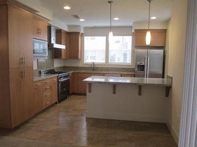2 bed, 1253 sqft, $5,300 — Photo 3