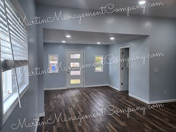 4th image of 608 E 12th St