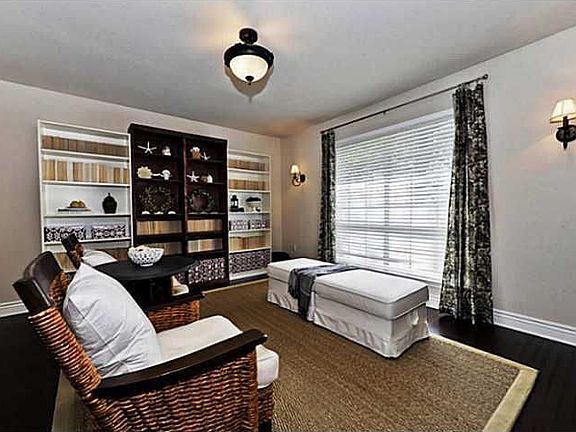 3rd image of 2207 London Ln
