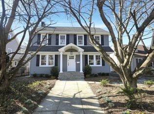 210 Raymond St, Rockville Centre, NY 11570