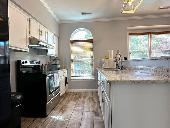 4th image of 400 Greenview Dr