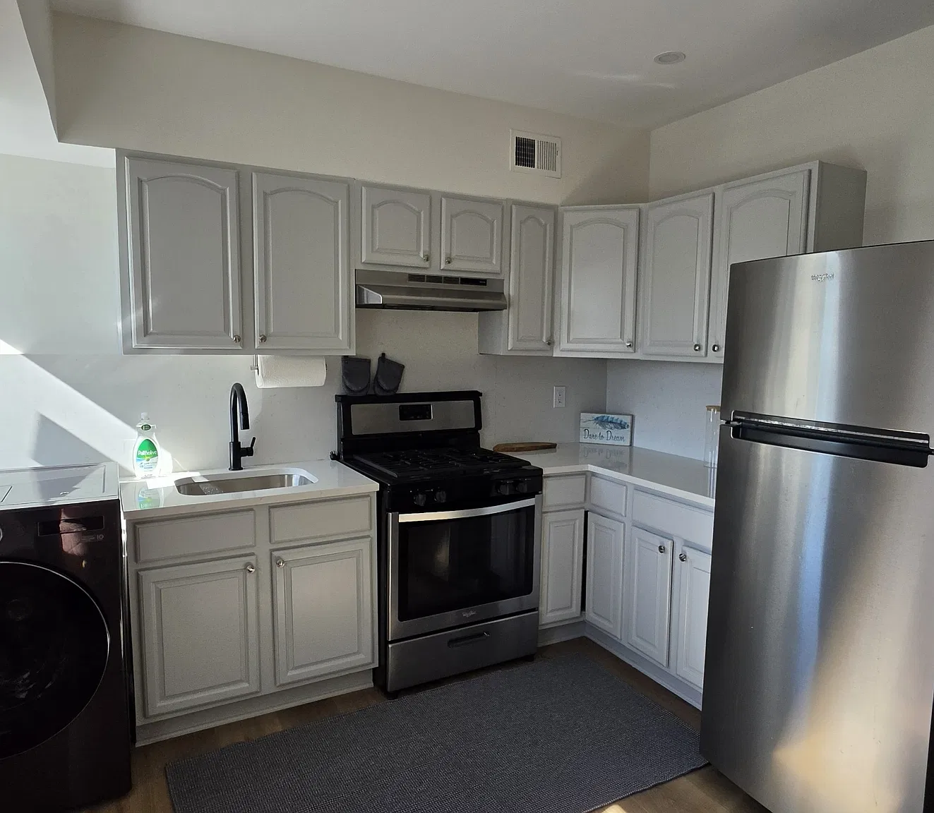 2 bed, 815 sqft, $3,000 — Photo 3