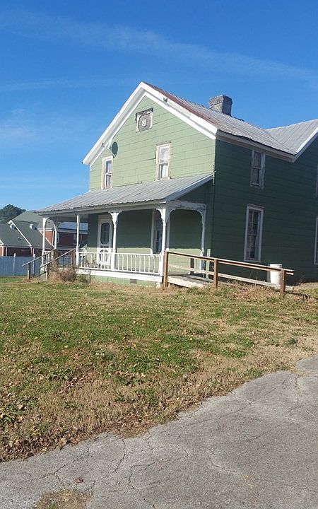 2nd image of 158 College St
