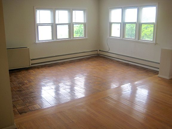 Riverview, two-tier D/rm & Living Area