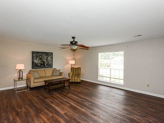 4th image of 1038 Cherry Laurel Dr