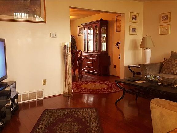 3rd image of 557 Masten Ave