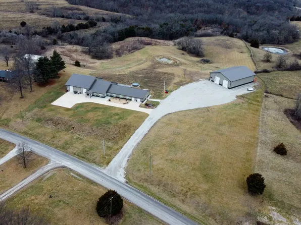 8944 Southpoint Dr, Richmond, MO 64085