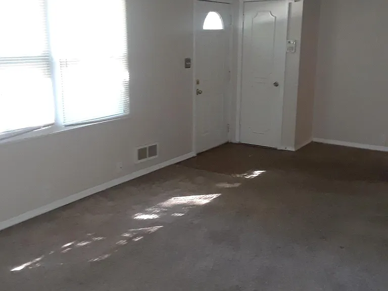10923 Ewing Ave — Photo 2