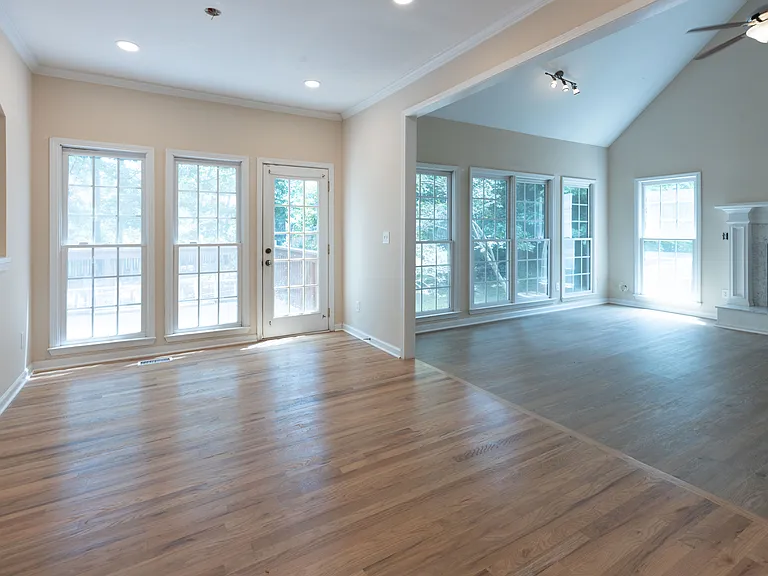 1649 Crittenden Ln — Photo 8