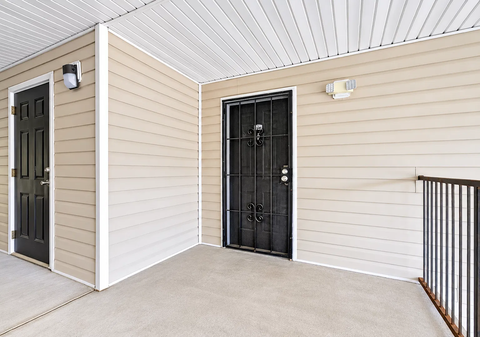 Top Floor Three-Bedroom Condo in Decatur! Vouchers Accepted! — Photo 3