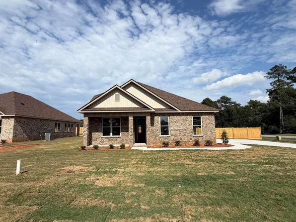 2 Pleasant Oaks Dr, Perry, GA 31069