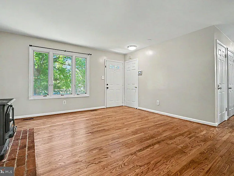 7804 Stafford Hill Ct — Photo 4