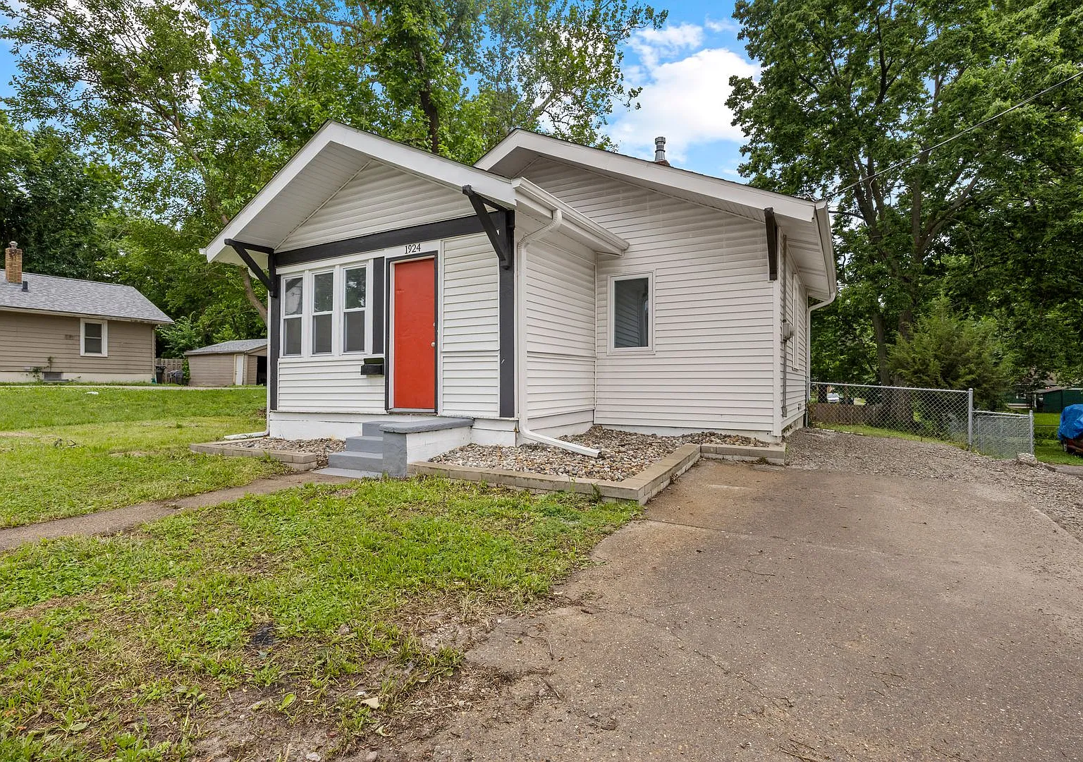 1 Bedroom Fully Remodeled — Photo 2
