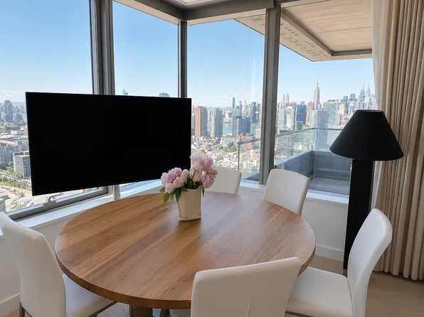 3 Court Sq #3911, Long Island City, NY 11101