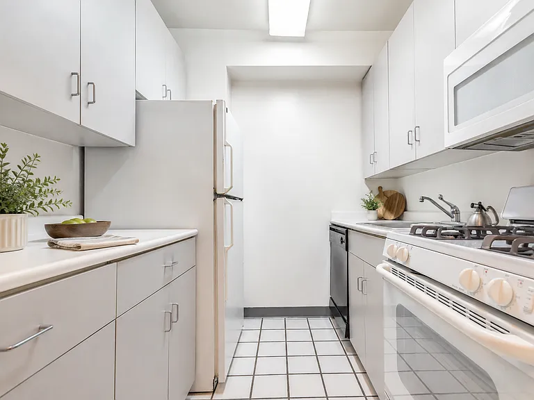 400 E 54th St #5H — Photo 4