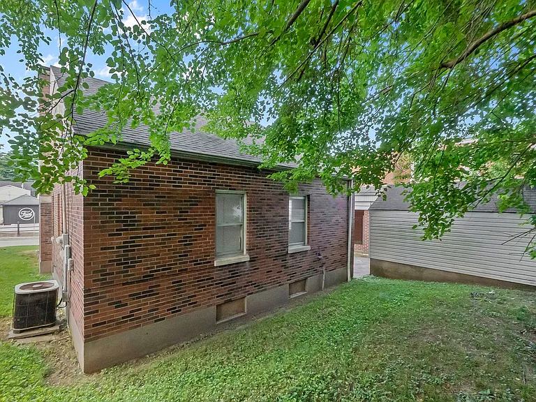 707 W Main St — Photo 20