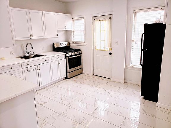 2nd image of 32 Charles St #1