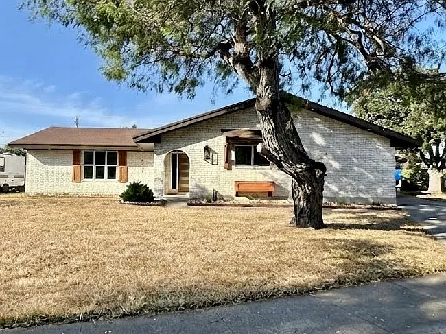 3 bed, 2.5 bath, 2330 sqft, $2,750 — Photo 2