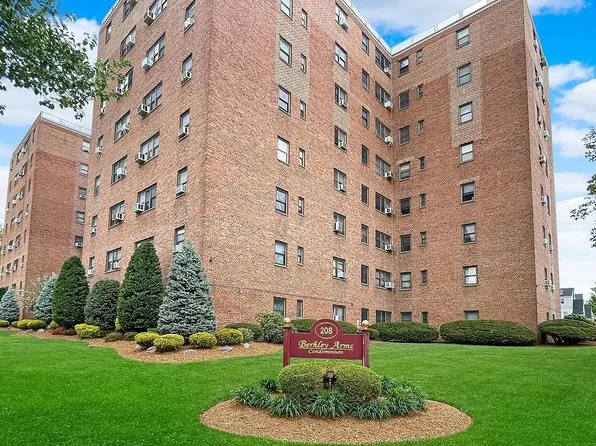 208 Anderson St, Hackensack, NJ