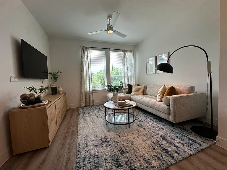 E Riverside Dr — Photo 4