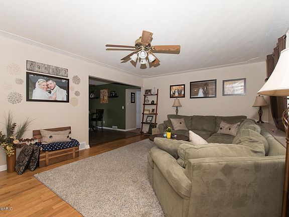 3rd image of 149 Oriole Dr