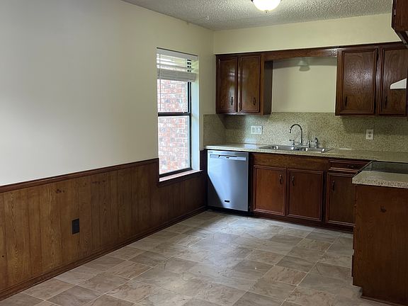 5th image of 404 Renfro St