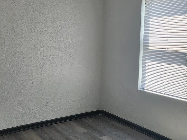2940 Woolworth Ave #7 — Photo 7