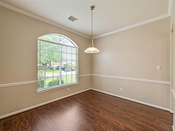 4th image of 1123 Eastbourne Ln