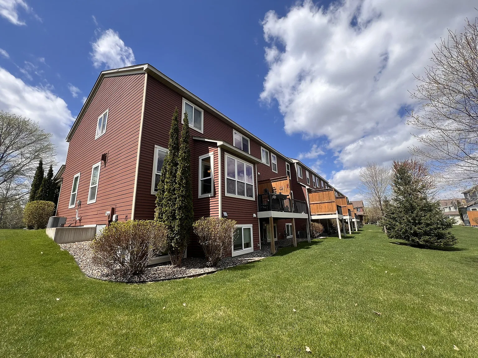 Beautiful and spacious 4 bedroom end unit townhome — Photo 3
