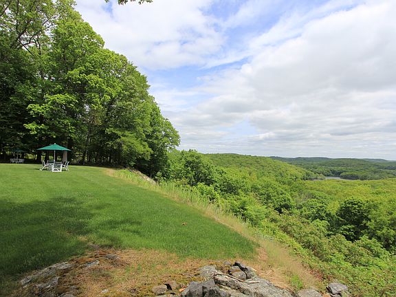 3rd image of 6 Caradon Ln