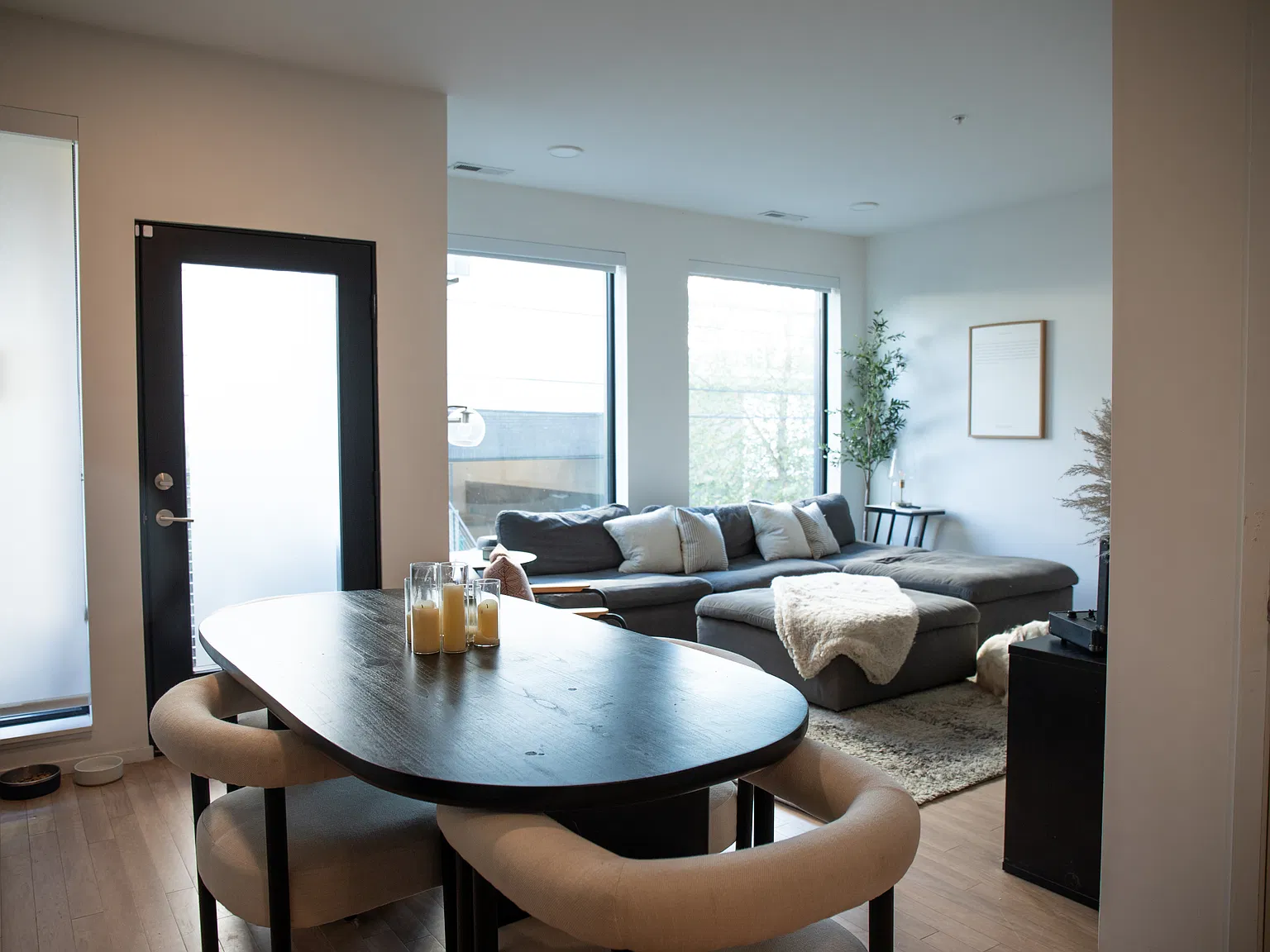 1 bed, 735 sqft, $2,300 — Photo 3