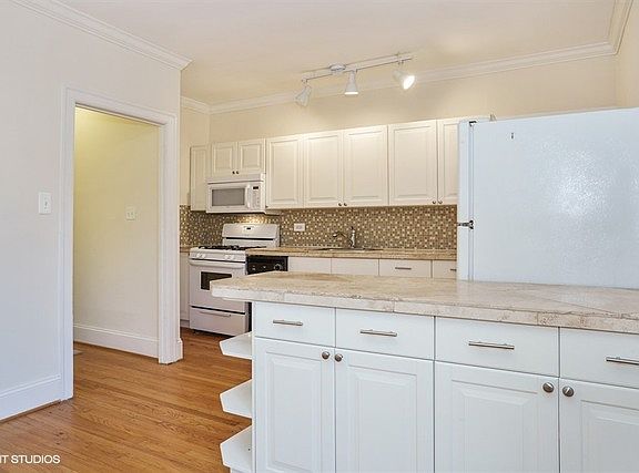 5th image of 555 Hinman Ave APT B1