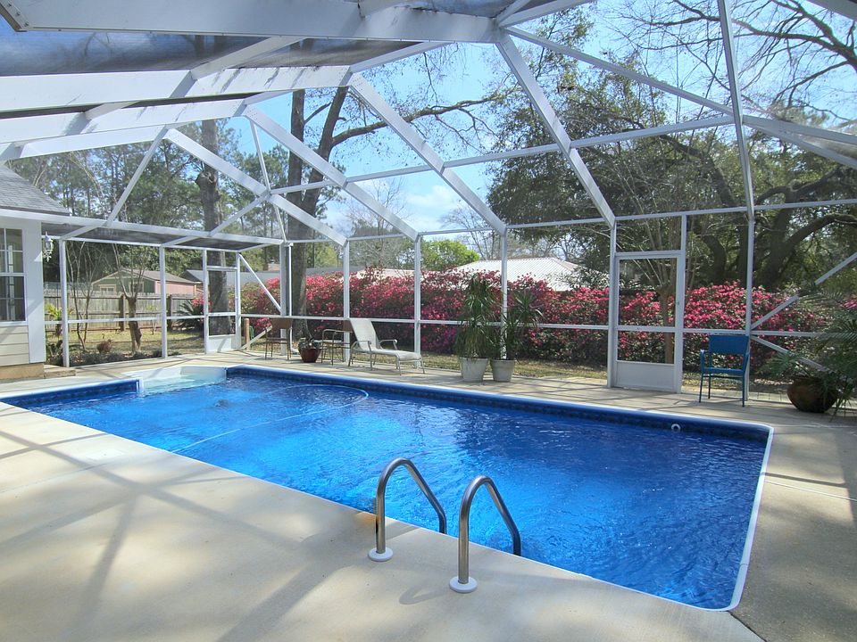 Screened-in Pool 