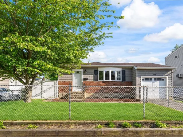229 E Hoffman Avenue, Lindenhurst, NY 11757