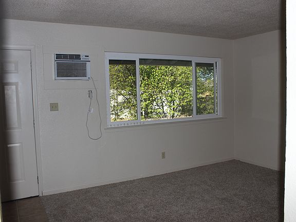 3rd image of 924 Lawton Ave