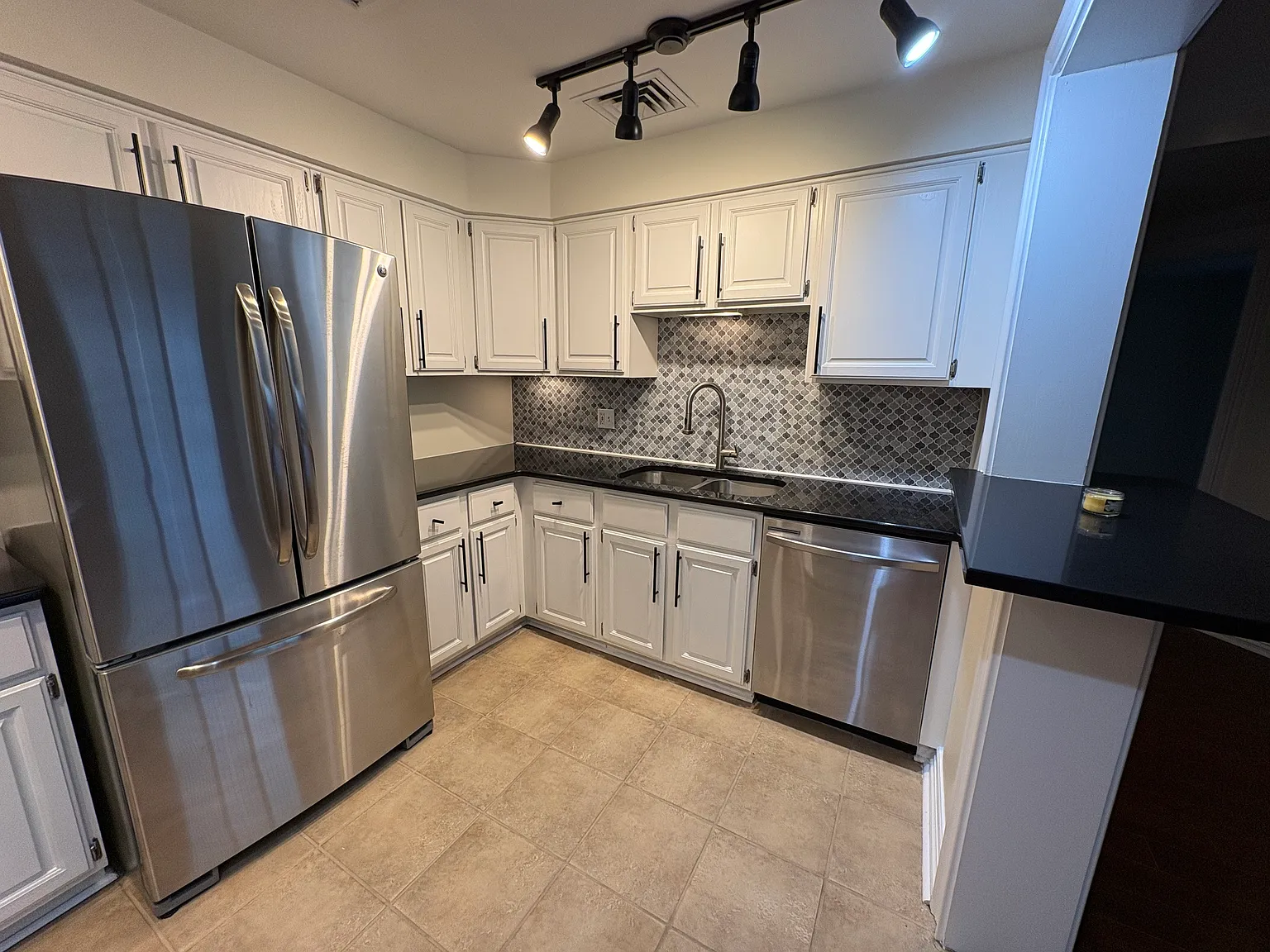 1 bed, 1054 sqft, $1,550 — Photo 4