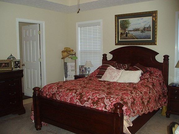 4th image of 934 Angelica St