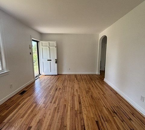 4th image of 106 Trafton St