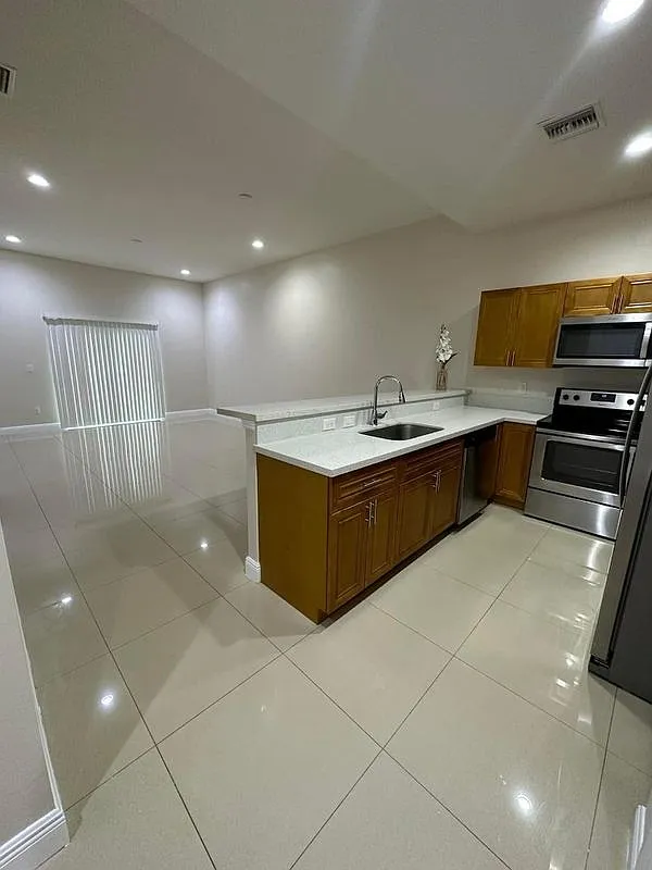 3 bed, 2.0 bath, 1639 sqft, $1,800 — Photo 4