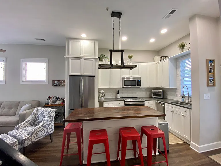 661 N Alexander St — Photo 7