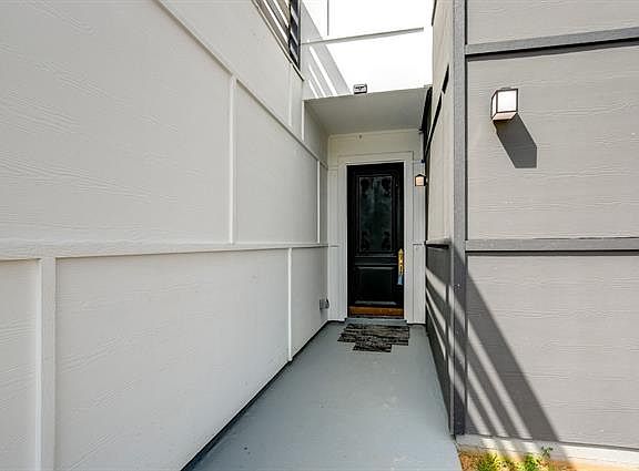 3rd image of 2403 Garden Dr