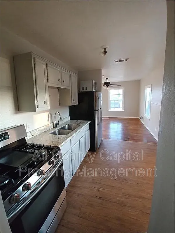 3 bed, 1.0 bath, 756 sqft, $2,100 — Photo 4