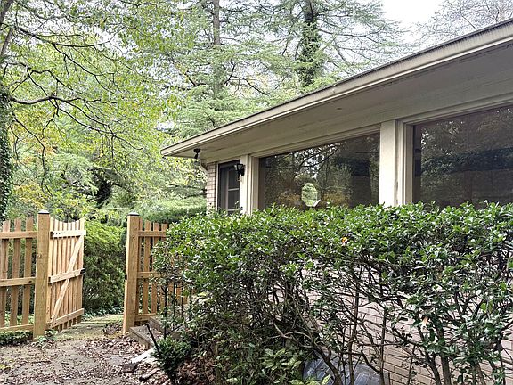 4th image of 1429 Laburnum St