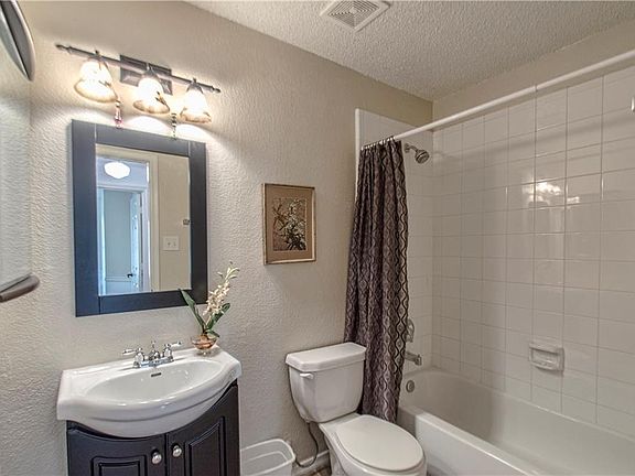 5th image of 1582 Thornhill Ln