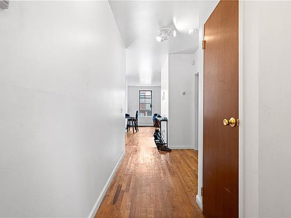 4th image of 472 Bainbridge St APT 3B