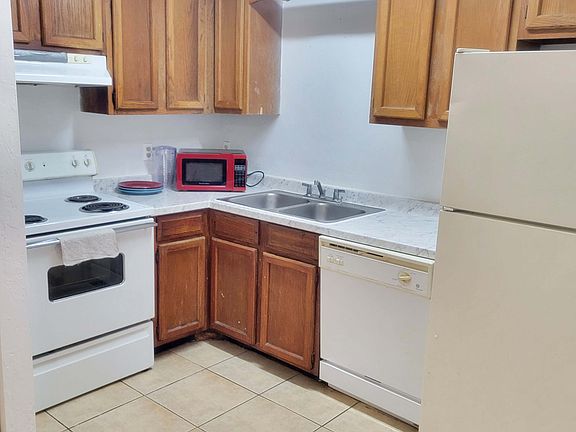 5th image of 3214 SW 25th Way APT 2