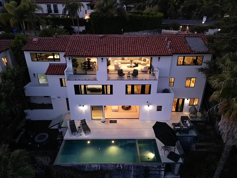 2260 Maravilla Dr — Photo 2